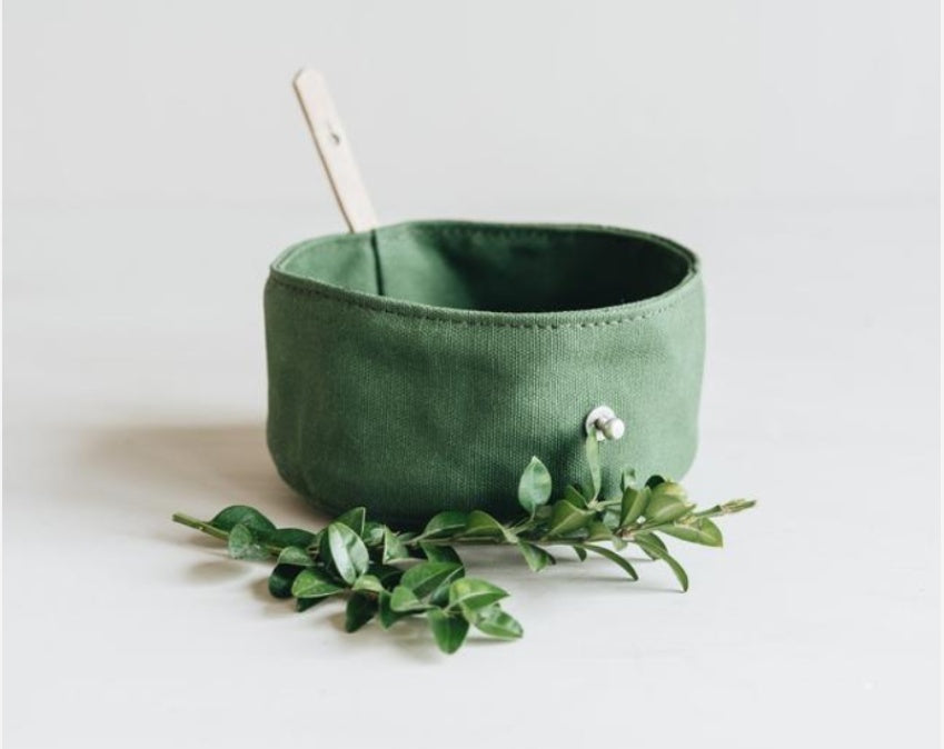 Elevate Outdoor Adventures with the Pet Feeding Folding Bowl!